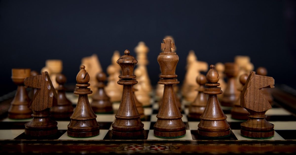 云顶虾神对局界面示意图：棋盘上棋子分列前后排，右侧装备栏与羁绊面板同时亮起，画面偏冷青色调，编辑器风格整洁